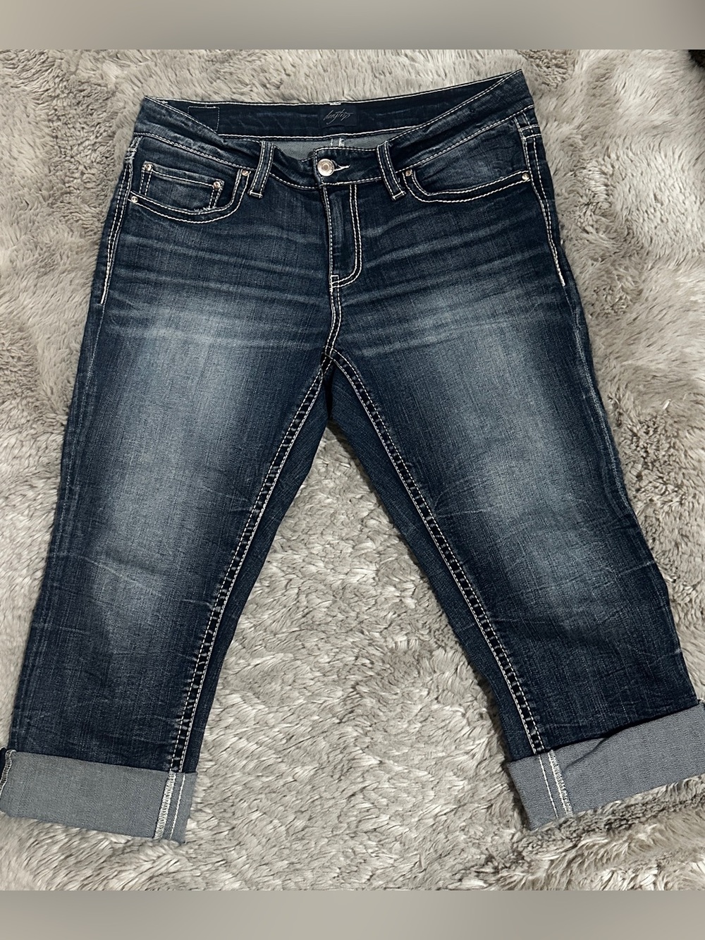 Virgo Capri Jeans with cuffed legs